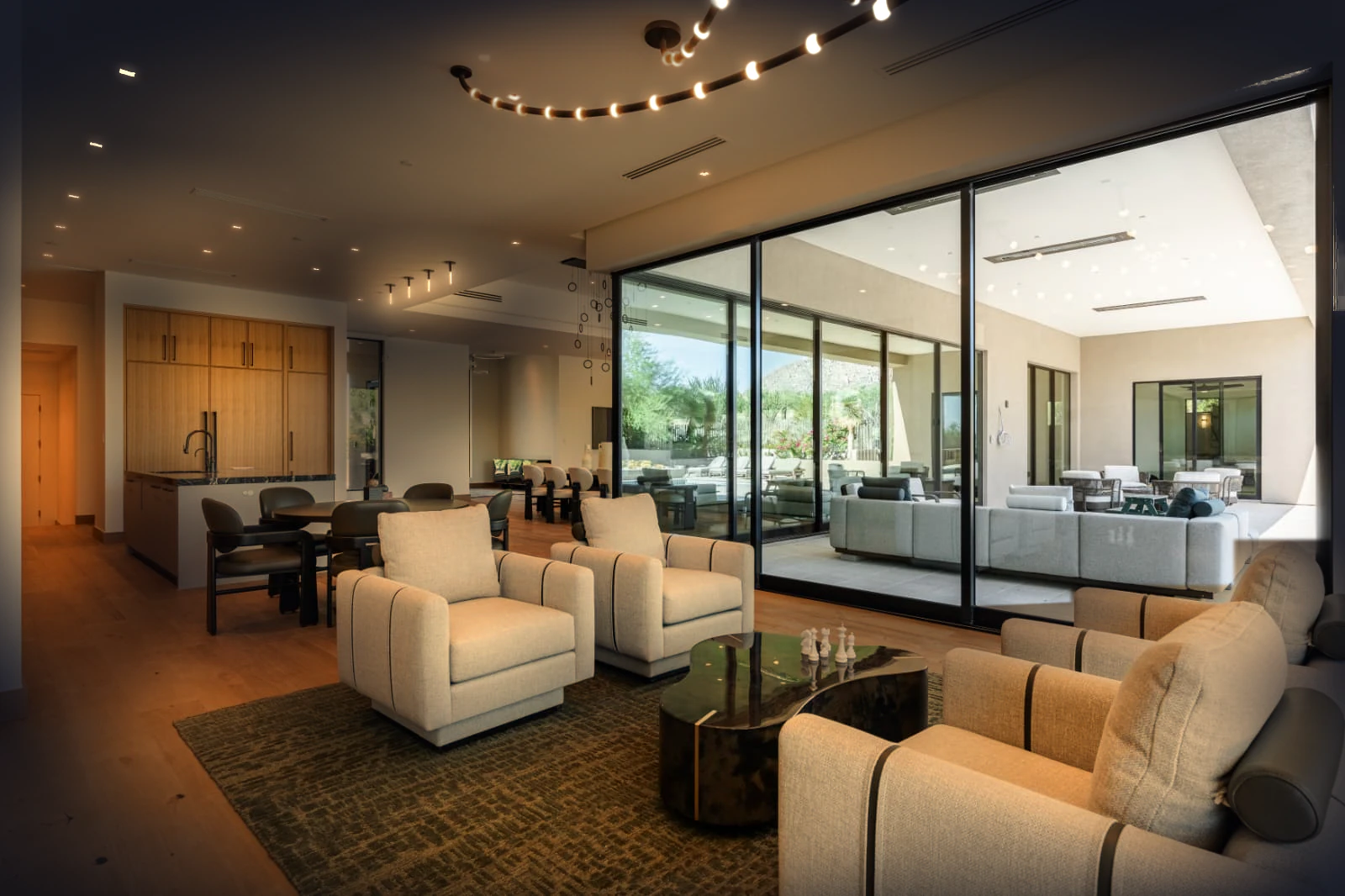 Phoenix interior designers great room Sala principal completamente iluminada por diseñadores de interiores de lujo, abierta a una terraza techada